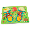 JUEGO ANDREUTOYS ENHEBRAR HILAR Y COSER 30X22,5X1,3CM